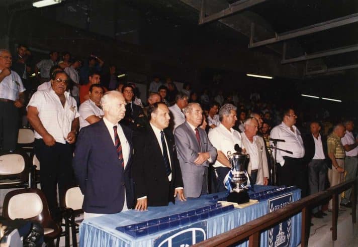 גמר גביע המדינה 1990 . הימני בשורה: ברוך "מיקי" מנדלבליט ז"ל. במרכז: הנשיא הרצוג ז"ל // צילום: אריה קנפר. באדיבות 'עברית הוצאה לאור'