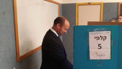 בנט מצביע בבחירות הפנימיות בבית היהודי // צילום פייסבוק