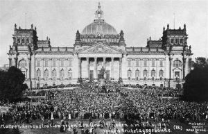 הפגנות נגד החתימה מול הרייכסטאג בברלין