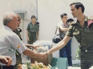 כקצין צעיר. עם שר הביטחון יצחק רבין, 1986