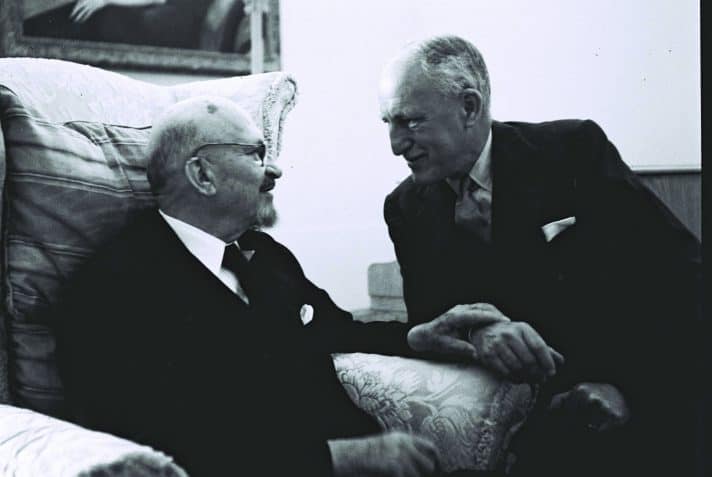 חיים ויצמן עם השגריר הבריטי אלכסנדר נוקס 1951 // צילום: הנס פין, לע"מ