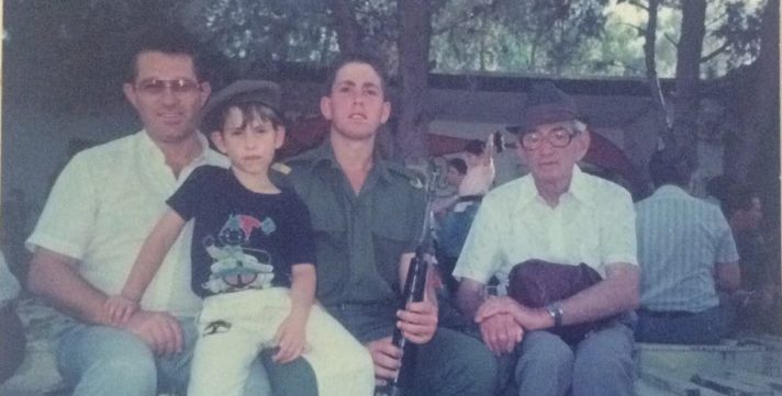 עם סבו ואביו בסיום קורס קצינים