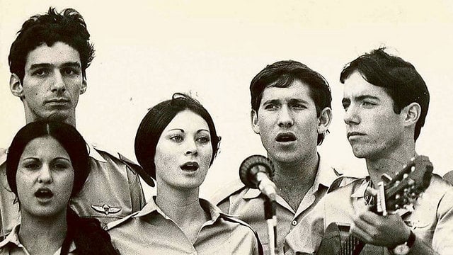 להקת פיקוד המרכז, תחילת שנות ה-70, משמאל: אלי גורנשטיין, שני מימין: עוזי חיטמן. במרכז: חיות