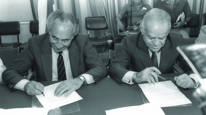 שמיר ופרס חותמים על הסכם הרוטציה, 1986 // צילום: הרמן חנניה, לע״מ