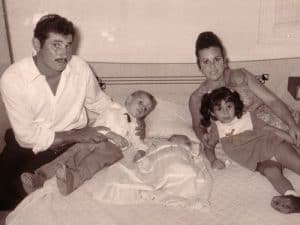 עם המשפחה: אמא מרסל, אבא פליקס, מירי, שלומי והתינוק קובי
