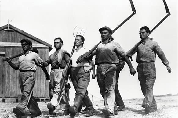 פועלים בעמק חפר 1935 // צילום: זולטן קלוגר, לע"מ