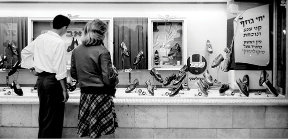 חנות נעליים ברחוב אלנבי, 1950 // צילום: פריץ כהן, לע״מ