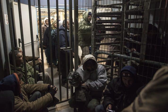 פלסטינים ממתינים במחסום שער אפרים // צילום: תומר אפלבאום, ׳הארץ׳