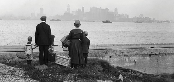מהגרים מגיעים לאליס איילנד, תחילת המאה ה־20. צילום: Getty Images IL