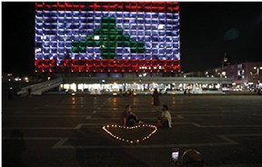 דגל לבנון מואר על עיריית תל אביב // צילום: תומר אפלבאום, ׳הארץ