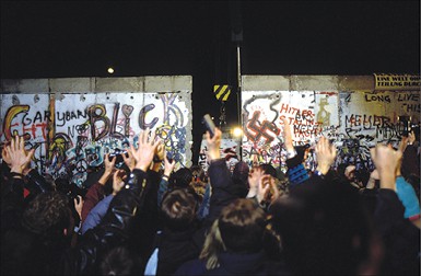 הפלת חומת ברלין, 1989 צילום - Patrick PIEL, Gamma-Rapho via Getty Images IL