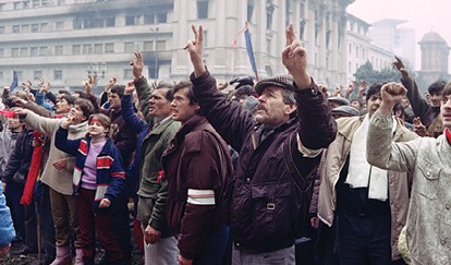 מחאה נגד צ'אושסקו ברומניה, 1989 - צילום Christophe Simon, Joel Robine, AFP via Getty Images IL