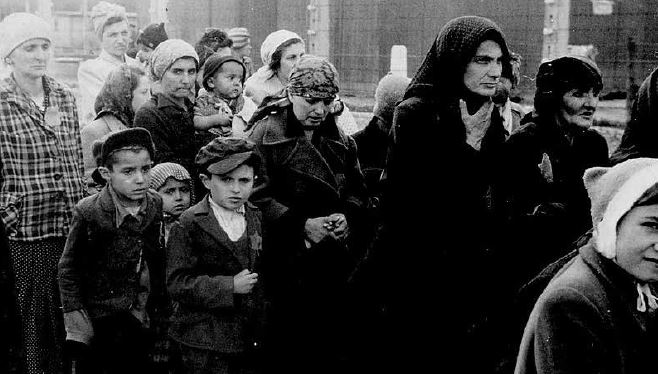 יהודים על הרמפה בבירקנאו, 1944 // צילום: USHMM , ויקיפדיה