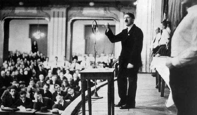 היטלר נואם בברלין, 1930 // צילום: Getty Images IL