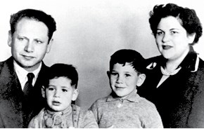 נתניהו כילד משמאל צילום- אוסף משפחת נתניהו