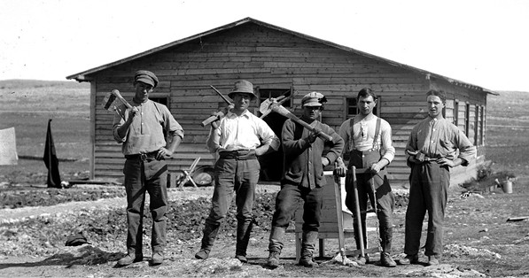 עובדי אדמה בקיבוץ מגדל, 1912
