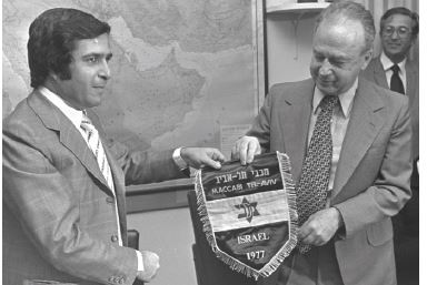 יצחק רבין ושמעון מזרחי, 1977 // צילום: יעקב סער, לע״מ