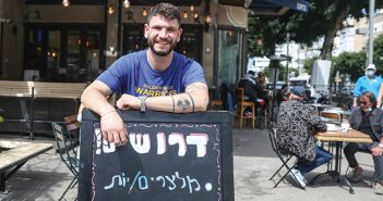 מסעדה הזקוקה לידיים עובדות בתל אביב // צילום: עופר וקנין, 'הארץ'