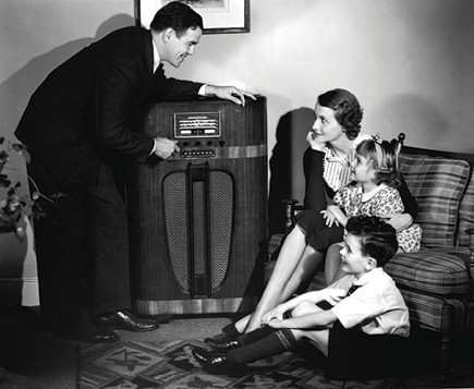 משפחה אמריקאית סביב הרדיו, שנות ה־30 צילום Camerique Archive, Getty Images IL