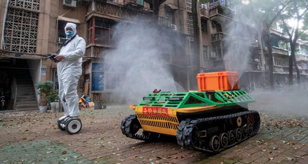 נלחמים בקורונה בווהאן, סין. נשק ביולוגי שדלף // צילום: STR, AFP via Getty Images